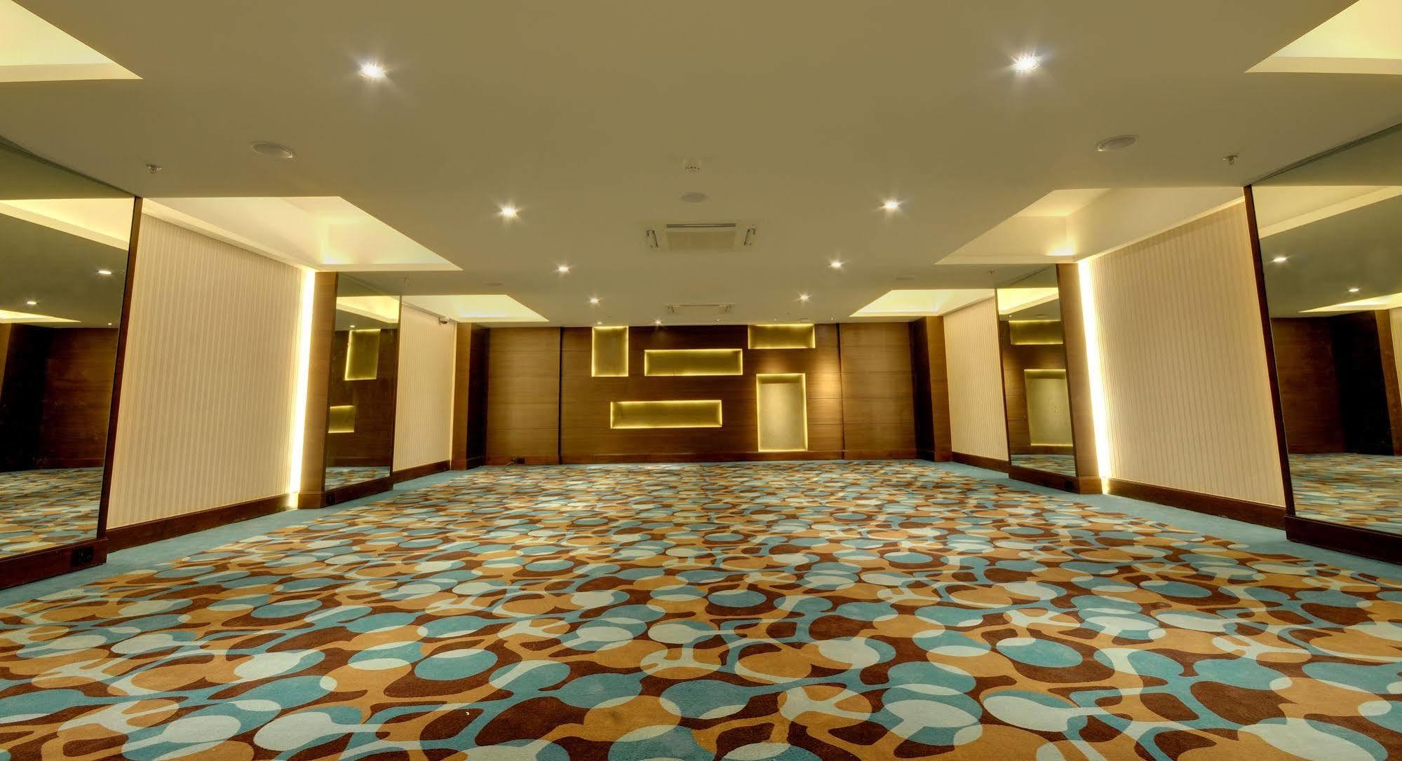 Hotel Platinum Rádzskot Kültér fotó